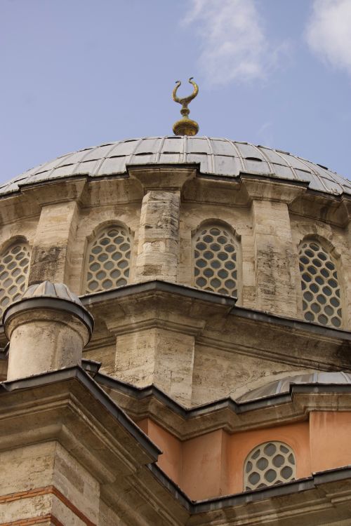 Free Close-up of a beautifully ornate mosque dome under a clear blue sky in Istanbul. Stock Photo
