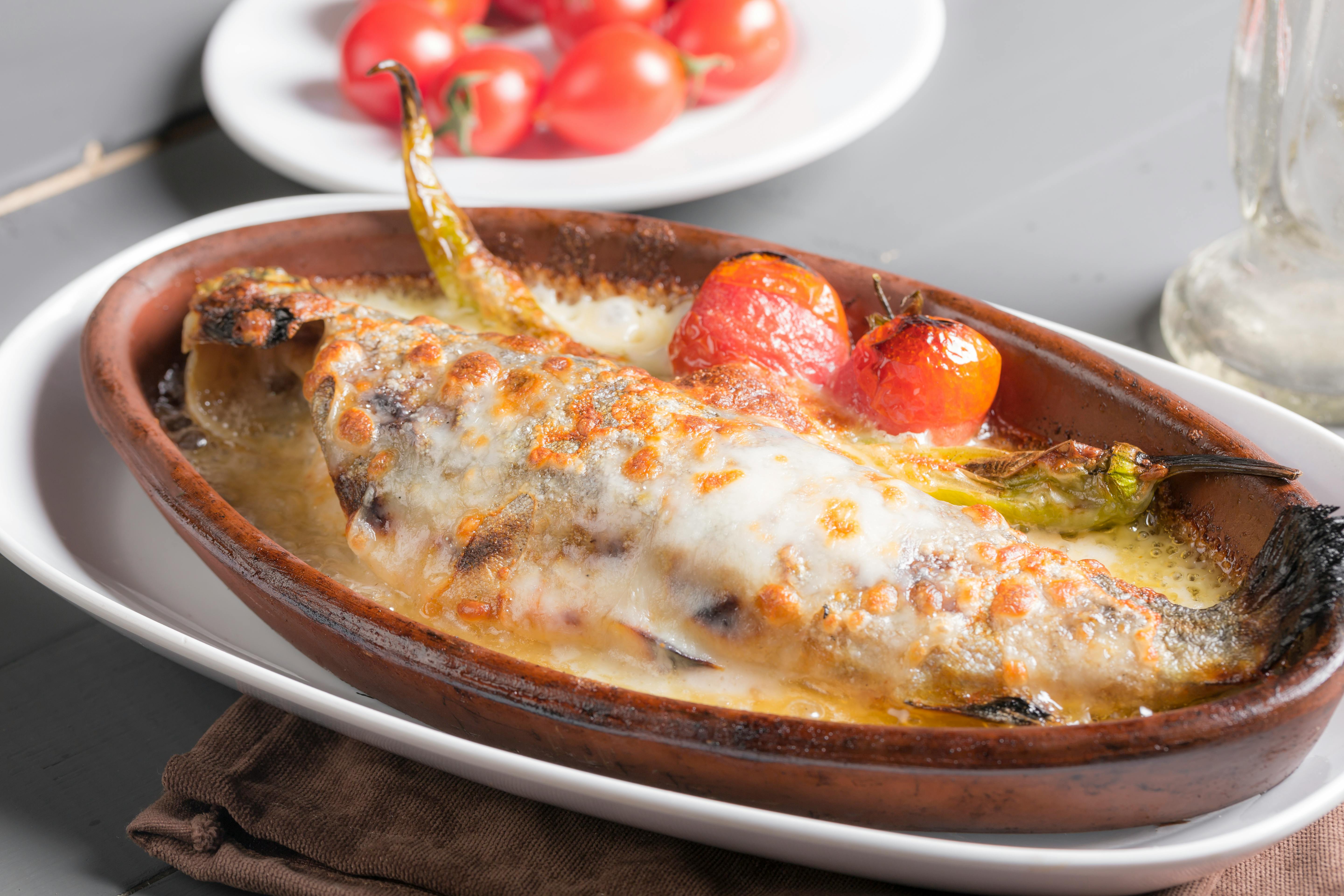 Pescado fresco entero en una cama de hielo