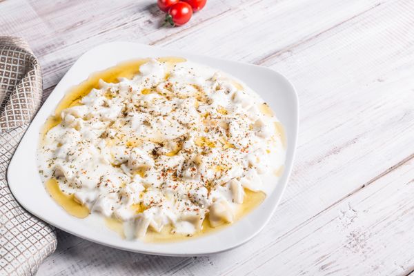 Yoğurt soslu mantı