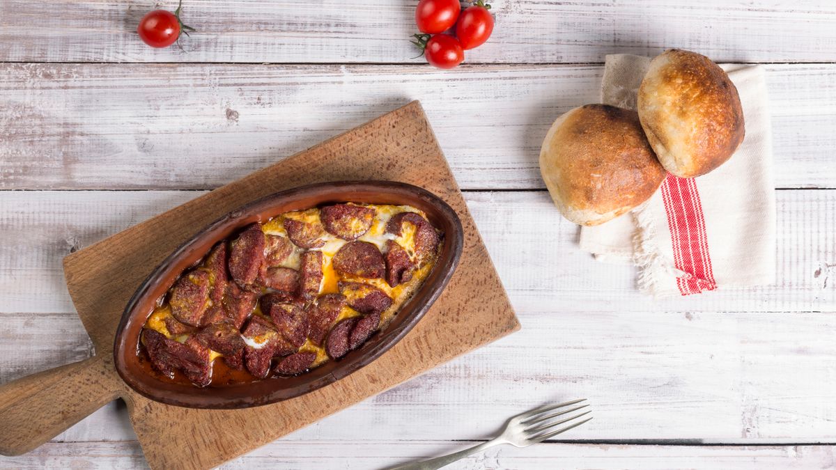 Tabakta servis edilen sucuk (temsilî görsel — listedeki ürünlerle ilgisi yoktur)