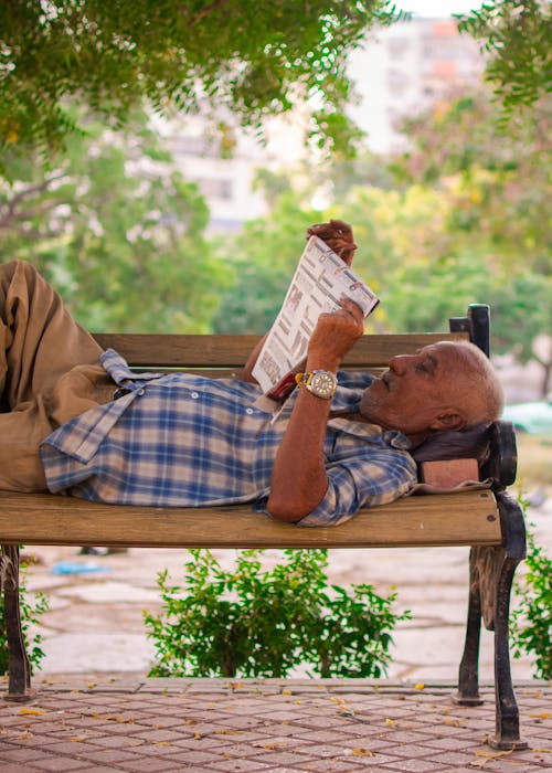 Foto profissional grátis de homem idoso, jornal, leitura