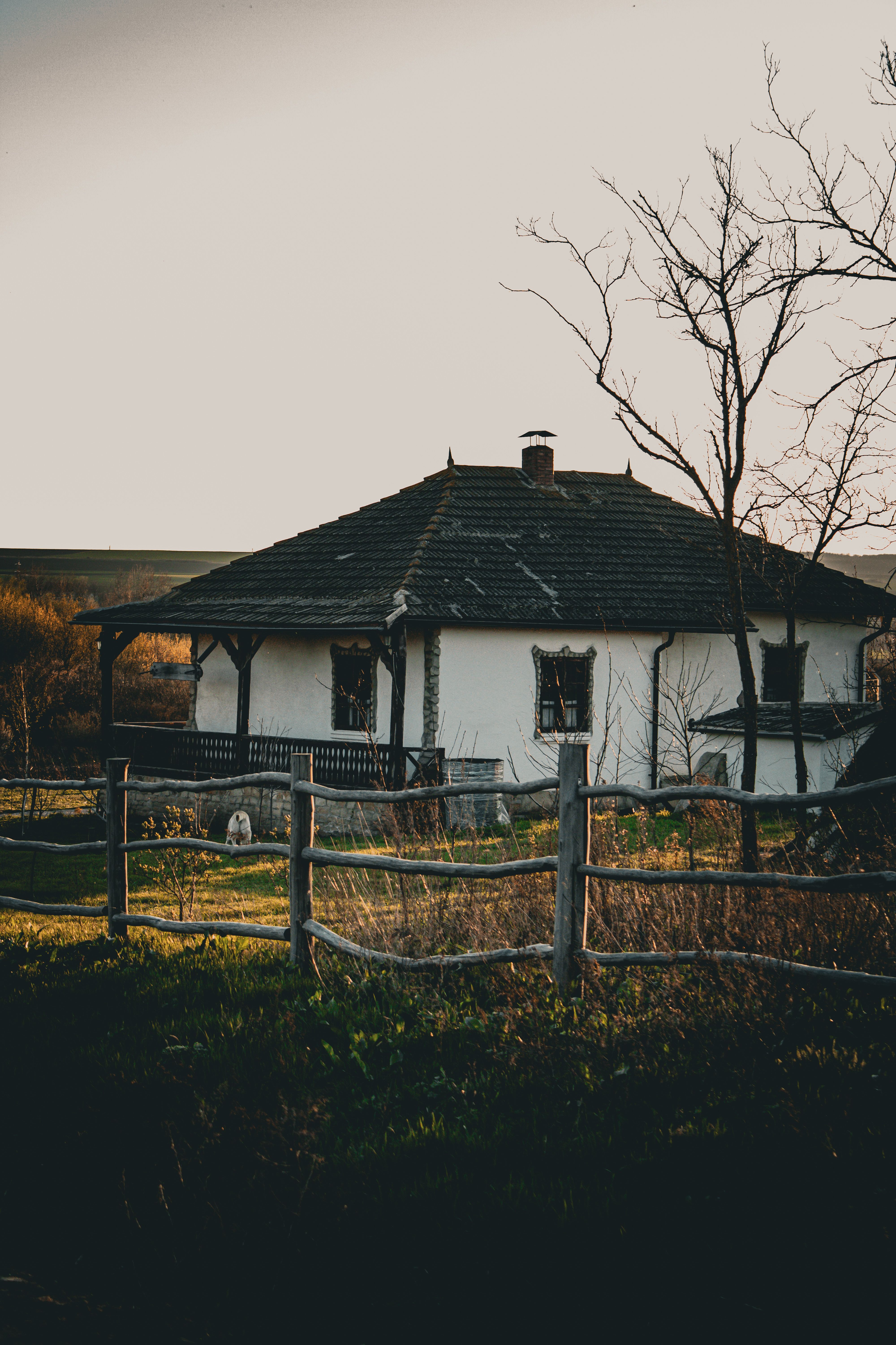Charming Rustic Cottage at Sunset · Free Stock Photo