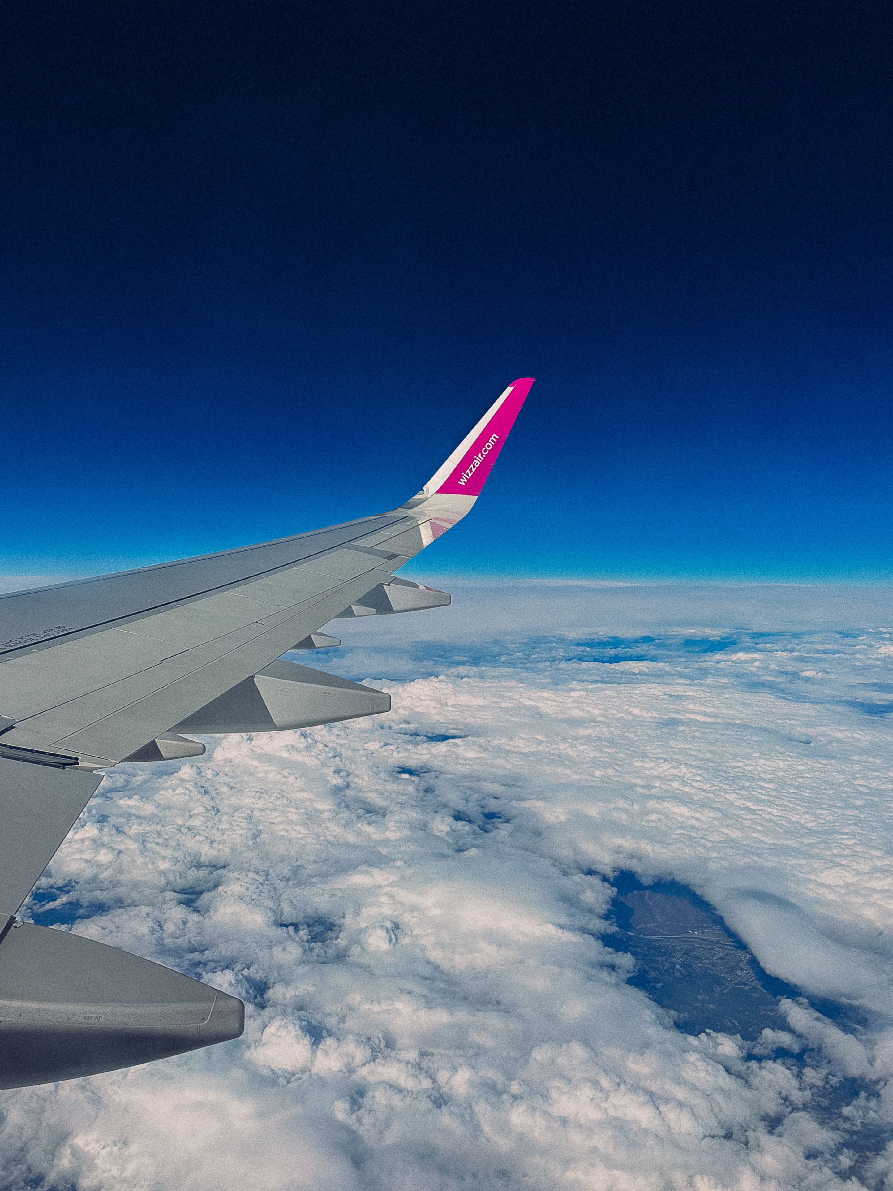 vliegtuig stijgt op boven Europese stad bij zonsondergang