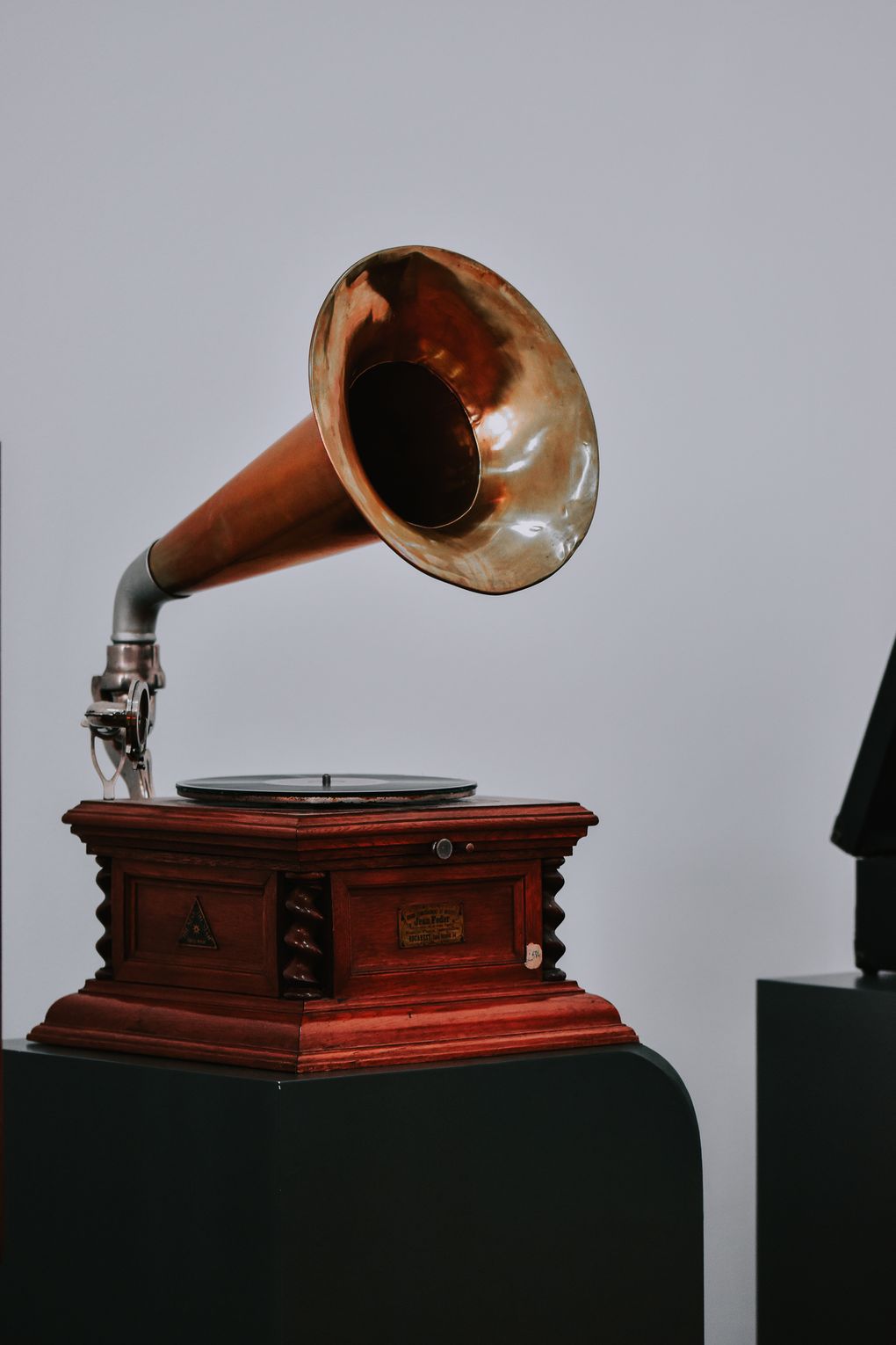 Vintage gramophone with a brass horn on display — photo by Diana on Pexels