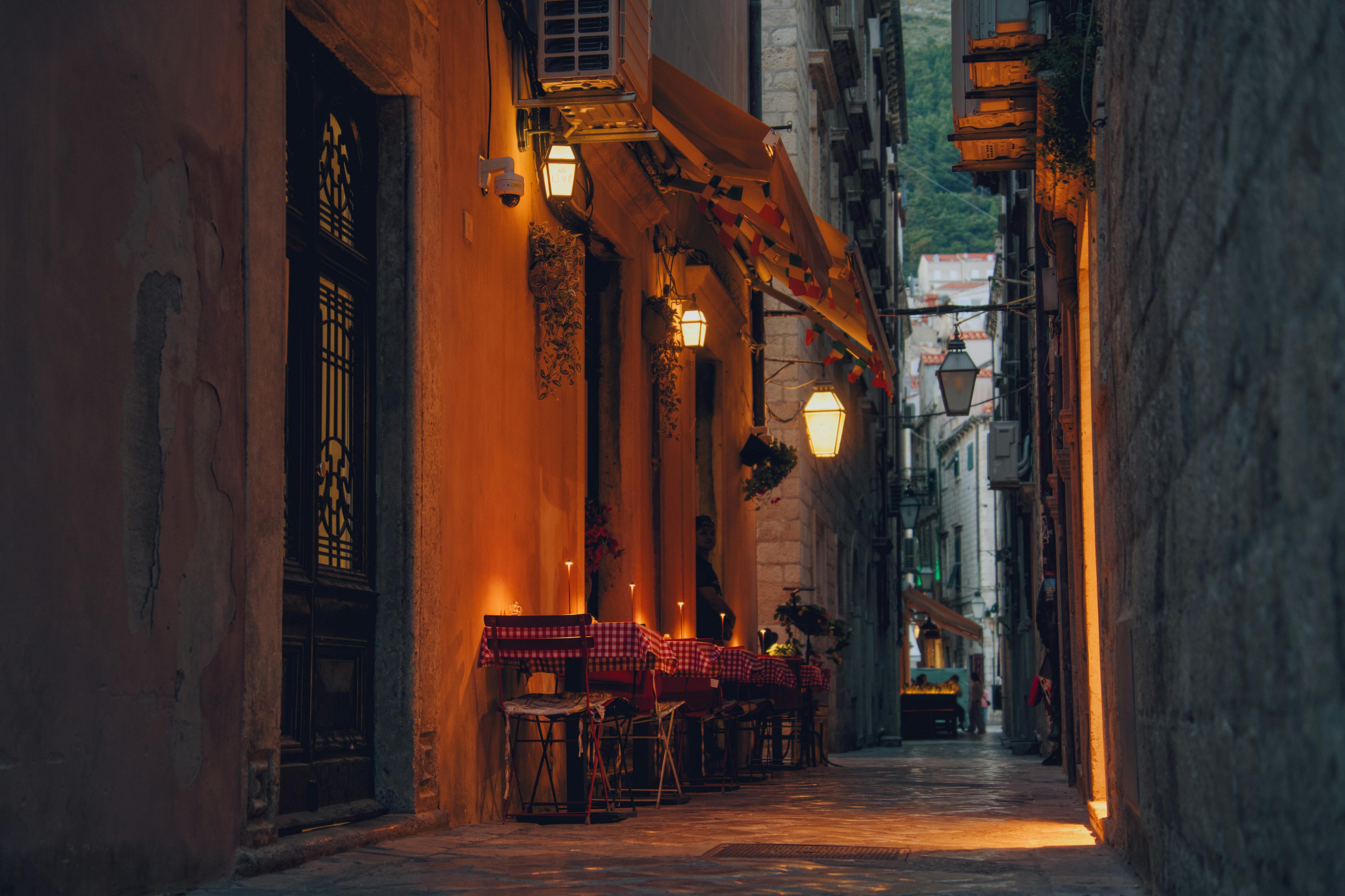 Dubrovnik óváros rejtett sikátorai: 7 titkos helyszín – Dubrovnik Prijeko street restaurants sunset