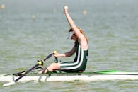 一位女赛艇运动员在水上热情洋溢地庆祝自己的胜利