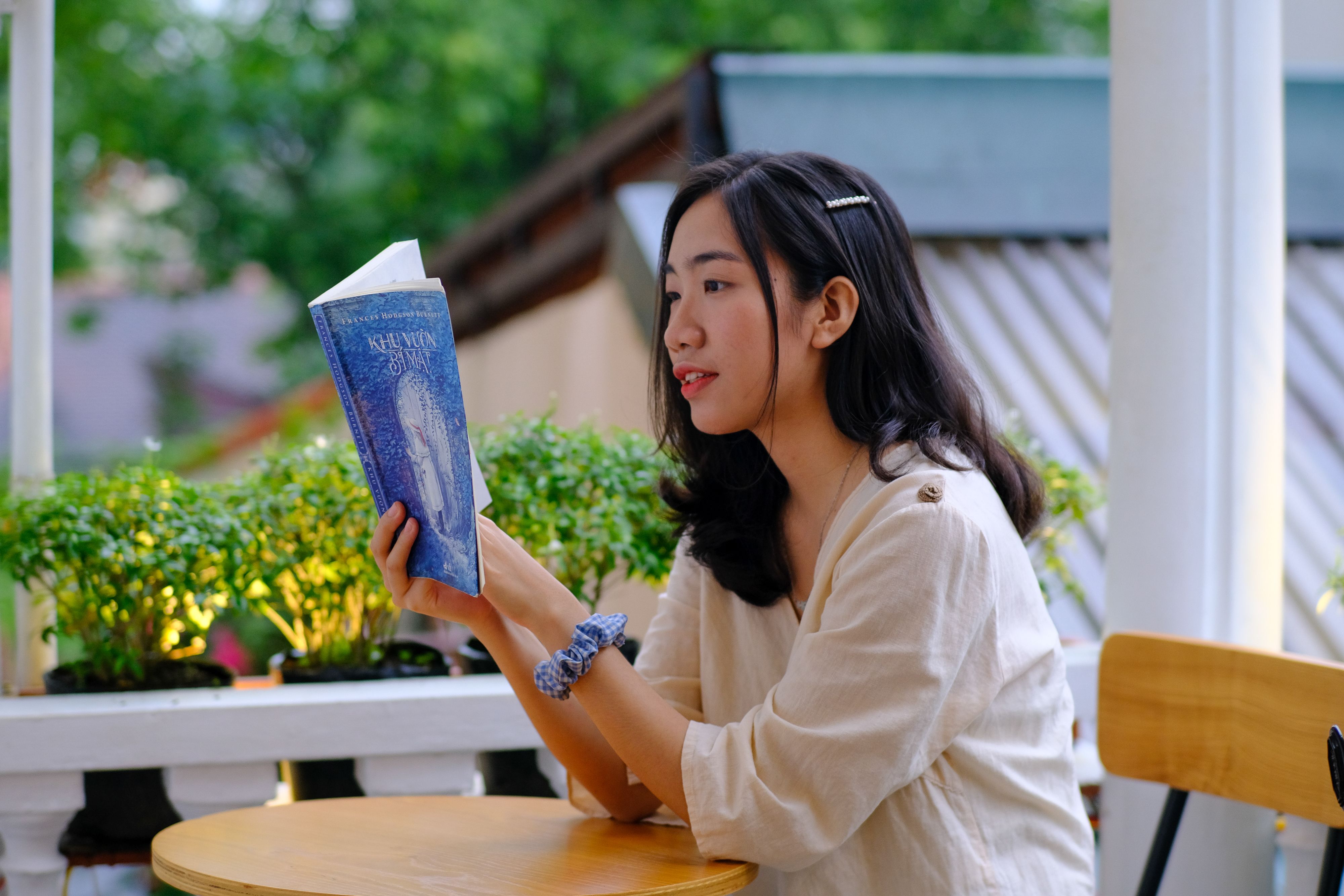 Người đọc nghiên cứu luật liên bang Hoa Kỳ trên máy tính cùng sổ ghi chú rủi ro pháp lý