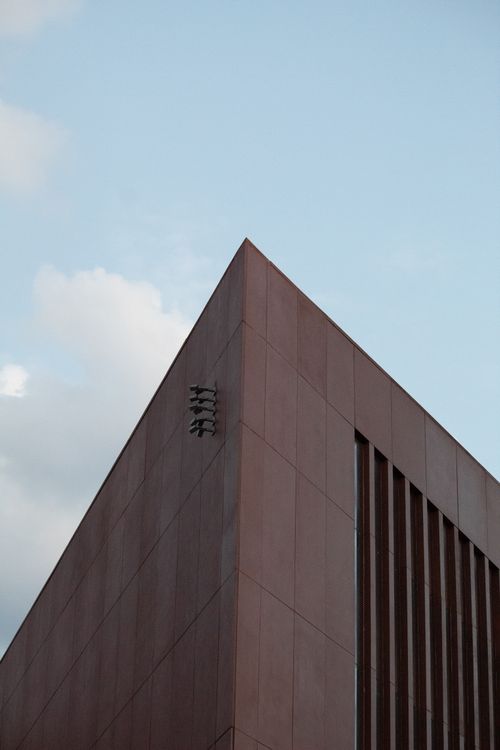 Free Minimalist perspective of a geometric building in Ciudad de México, clear sky backdrop. Stock Photo