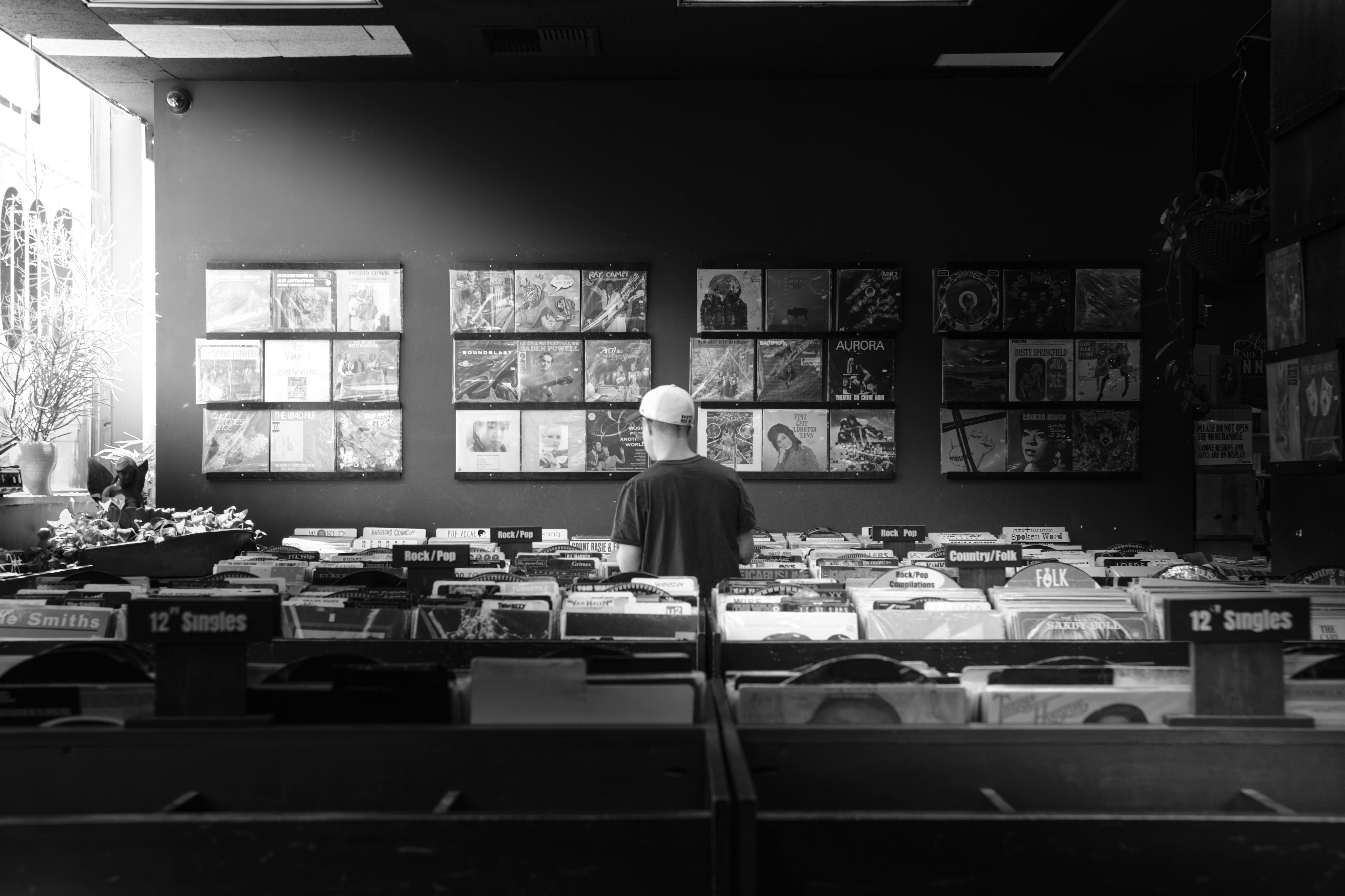 How Local Music Lovers Keep Music Discovery Fresh — Photo by JINGQIN LIN on Pexels
