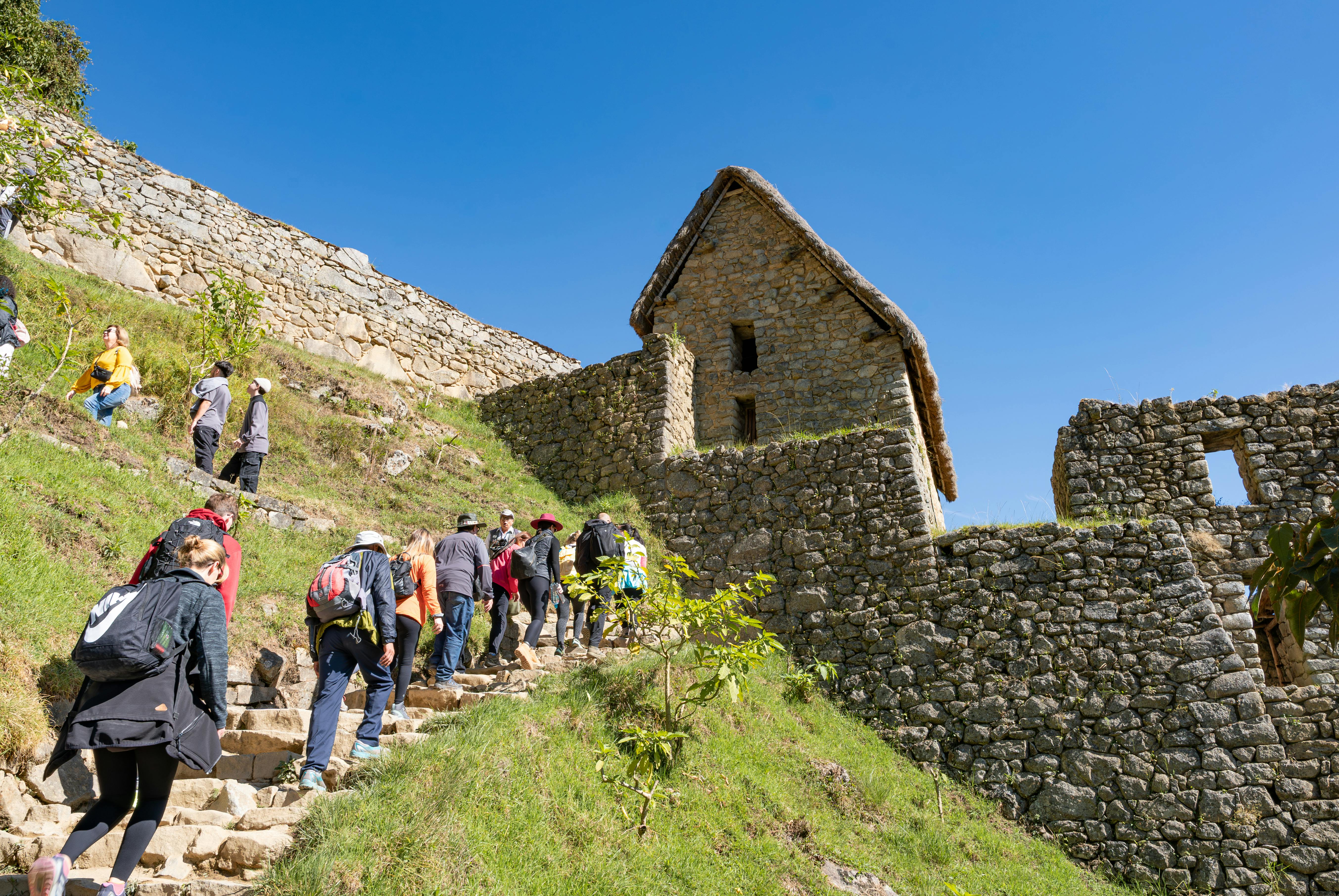 Cantante español y actriz peruana visitan Machu Picchu en Cusco