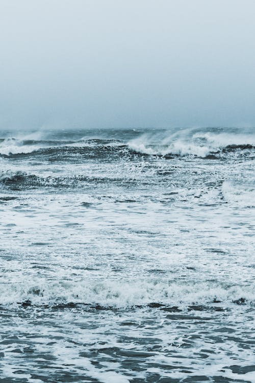 海浪在蓝蓝的天空下