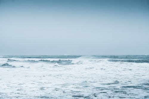 海浪在蓝蓝的天空下