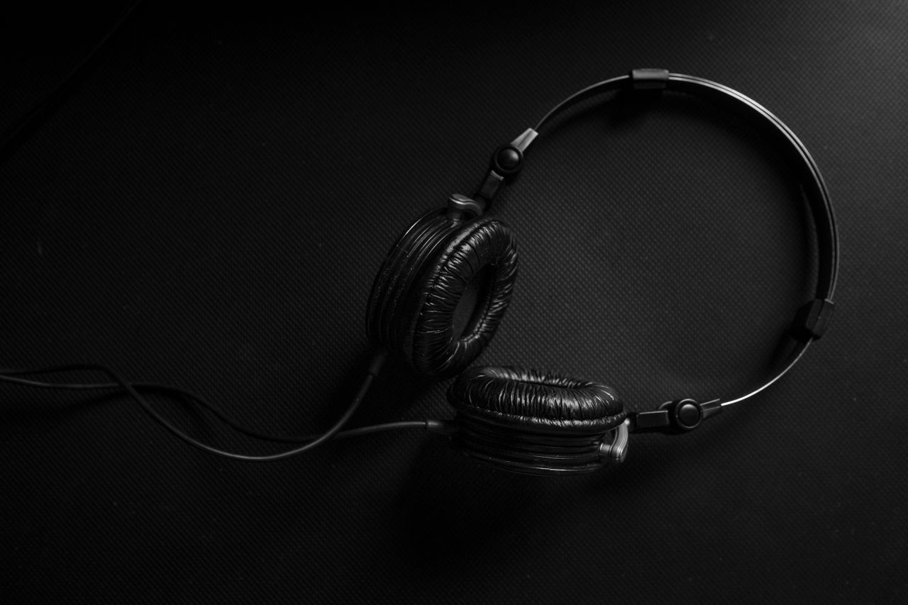 Headphone hitam sebagai ilustrasi tema bunyi dan audio