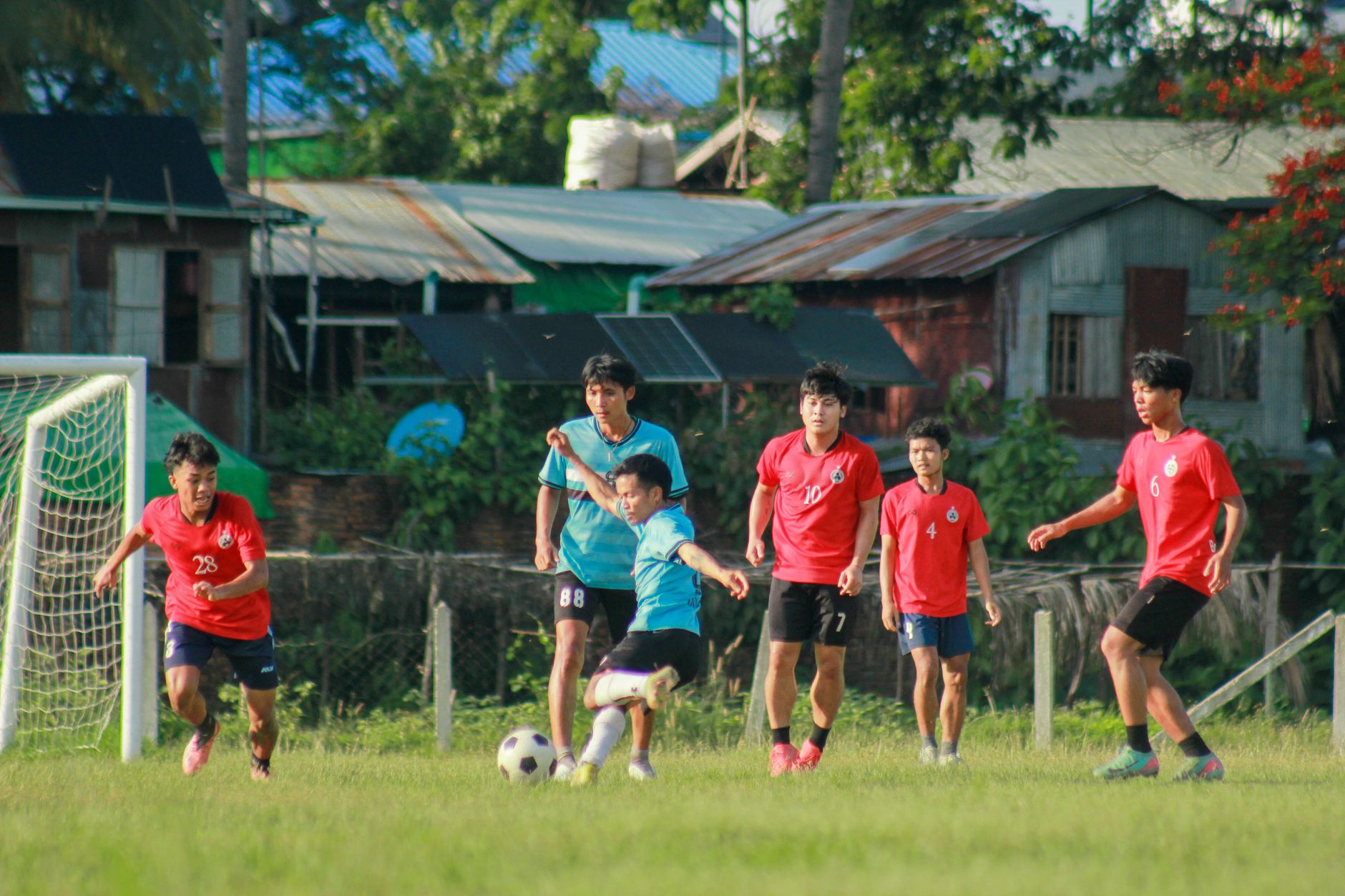 အမေရိကန်ကစားသမားတစ်ဦးက စမတ်ဖုန်းပေါ်ရှိ အွန်လိုင်းကာစီနိုငွေထုတ်မျက်နှာပြင်ကို ဂရုတစိုက်စစ်ဆေးနေသောမြင်ကွင်း