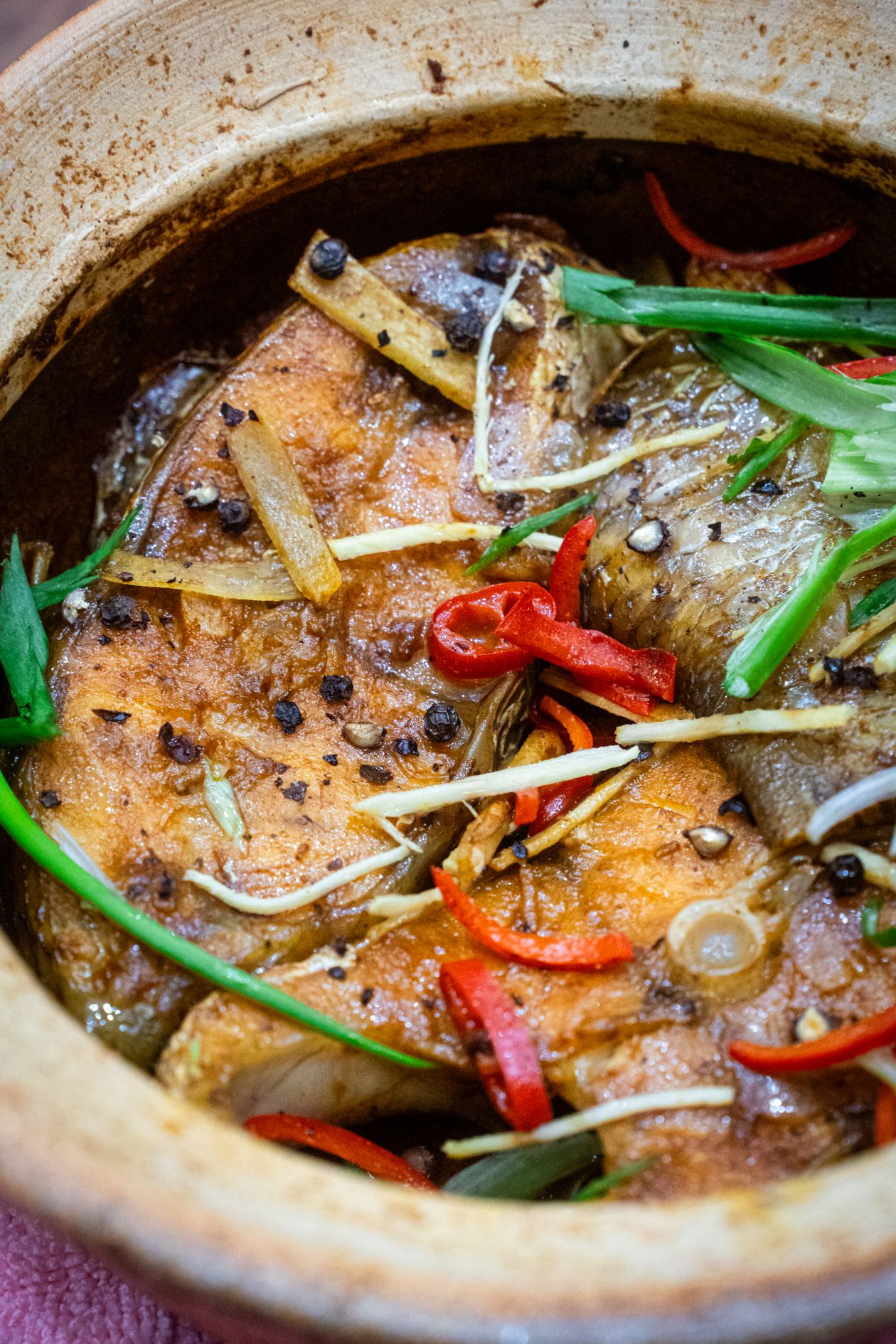 Cá kho tộ trong nồi đất kiểu miền Tây