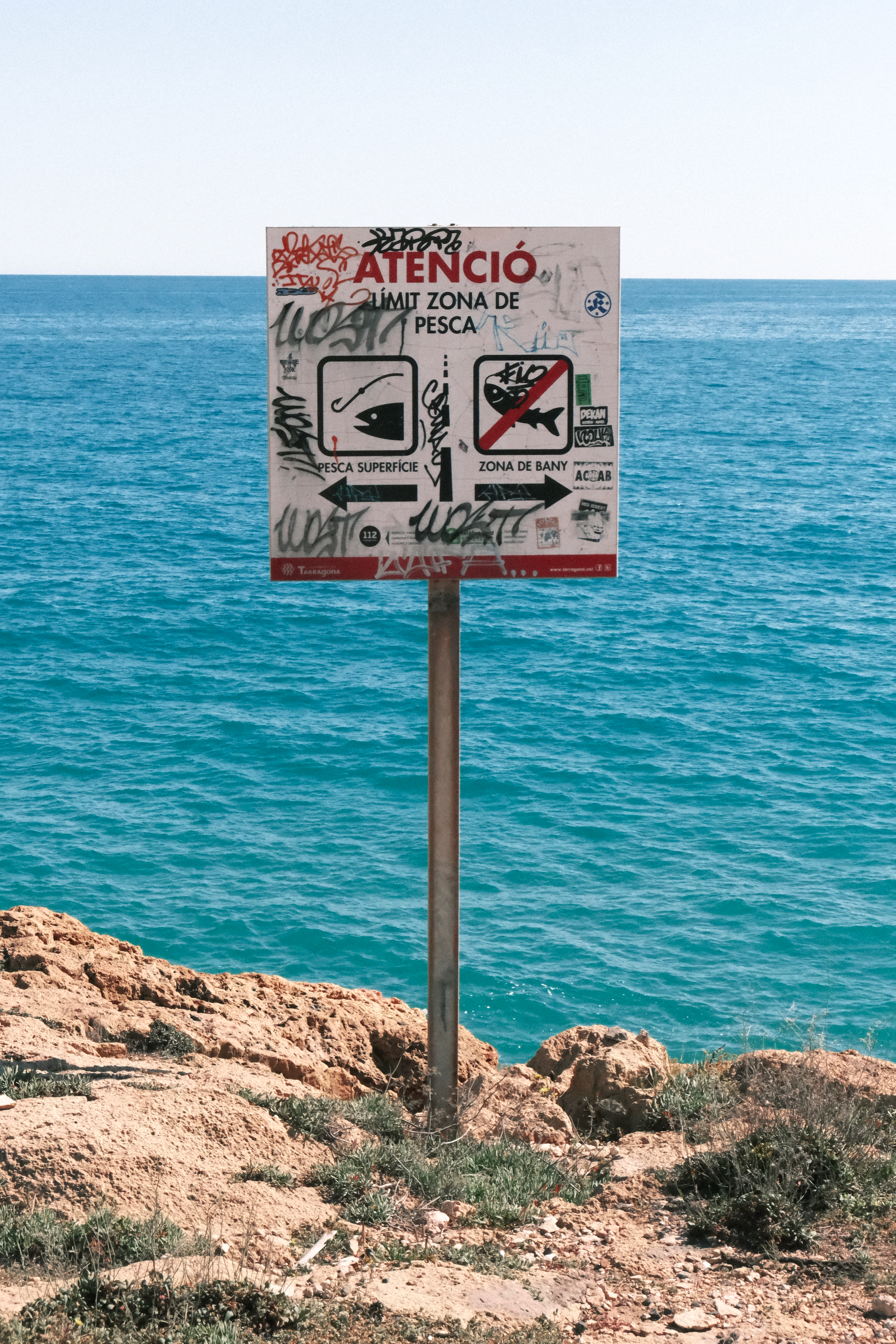 Dramatic Cliffside Warning Sign in Mallorca · Free Stock Photo