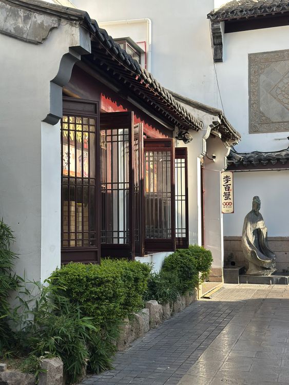 苏州传统建筑与中国雕像 · 免费素材图片