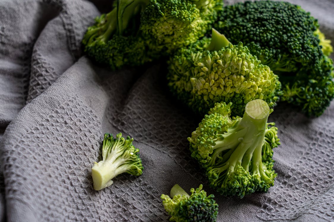 Free Green Broccoli on White Textile Stock Photo