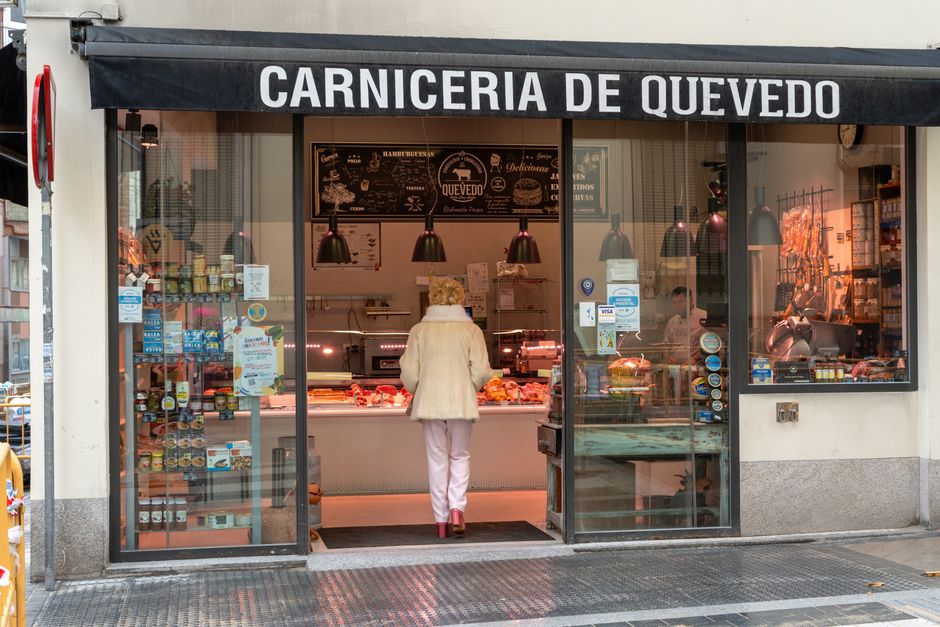 Descubre una acogedora carnicería en Quevedo, Madrid, que ofrece una variedad de carnes y productos de charcutería.