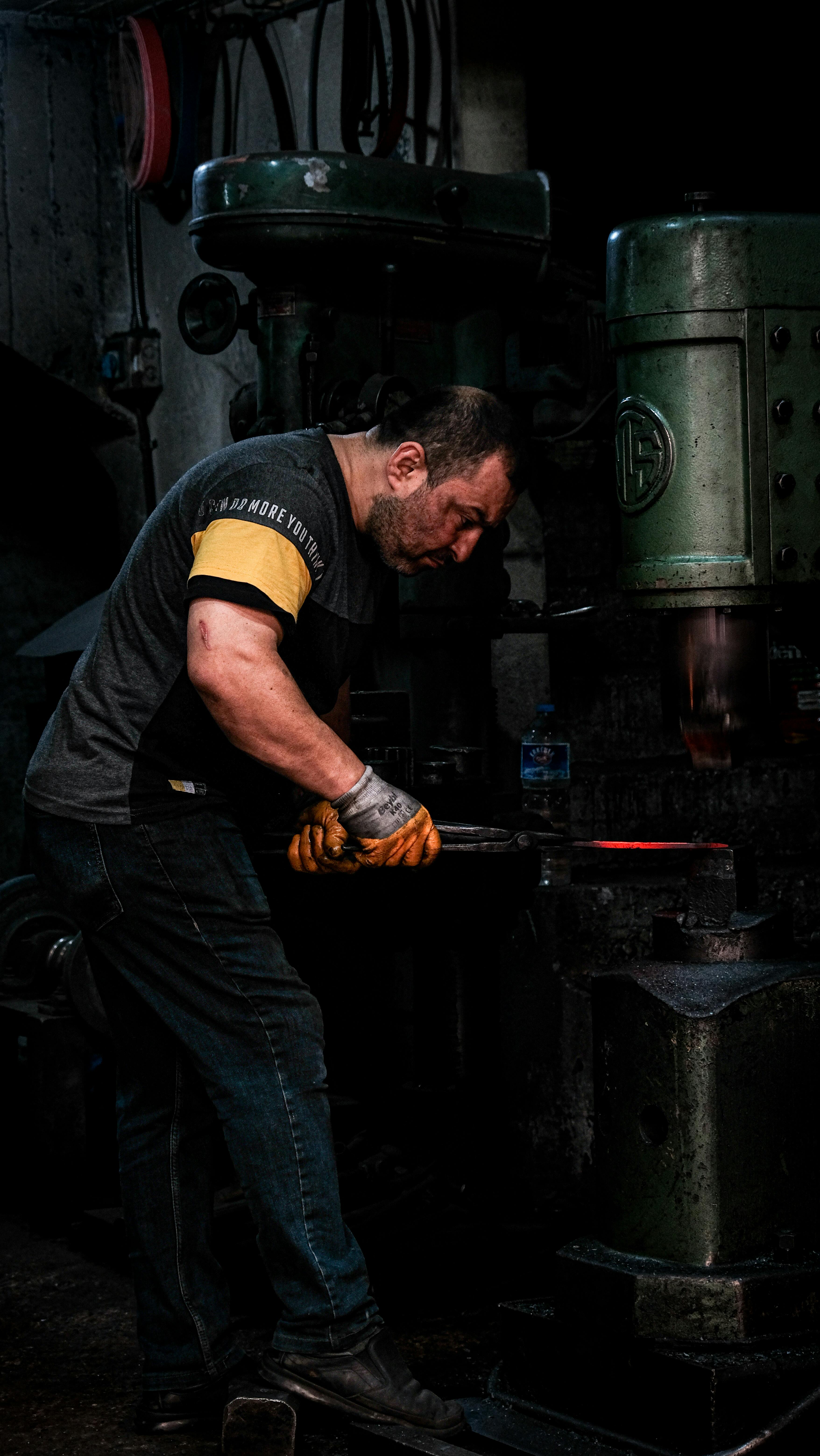 A dedicated blacksmith shaping metal in an industrial setting in Gaziantep, Türkiye.