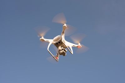 Dron volando contra un cielo despejado