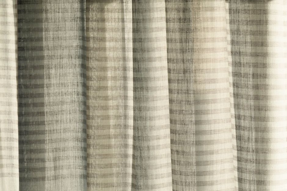 Kleurrijke gestreepte gordijnen in Scandinavisch interieur. Kleurrijke gestreepte gordijnen in Scandinavisch interieur.