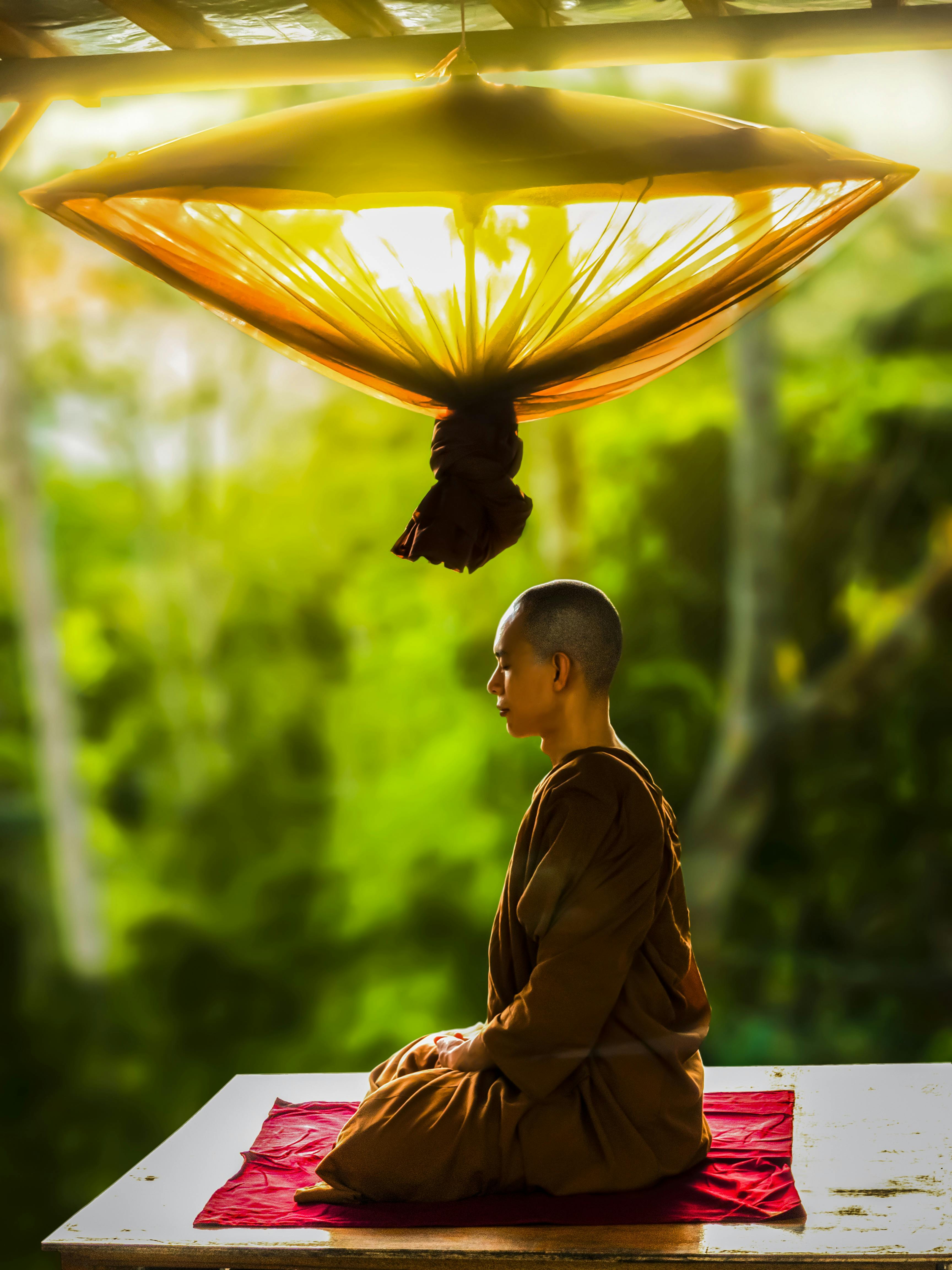 Un Monje Budista MEditando en una Pagoda