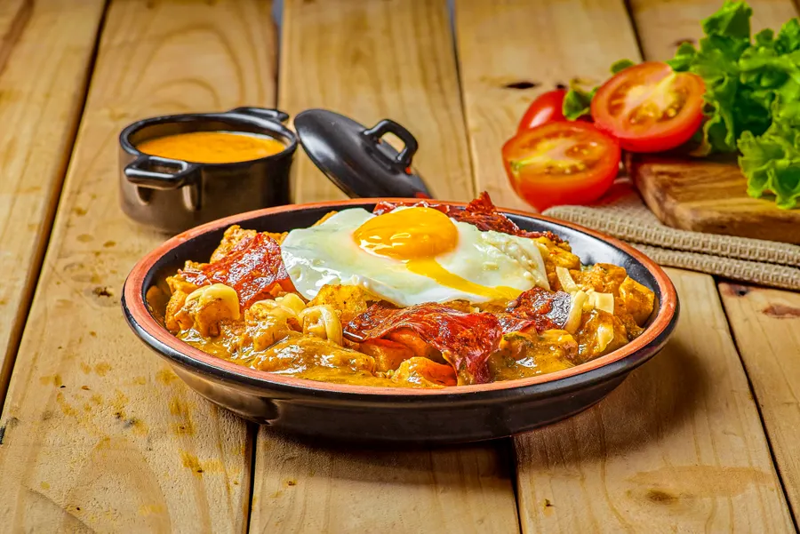 Mote pillo con huevo frito, cocina ecuatoriana de Quito (foto de banco, placeholder temporal)