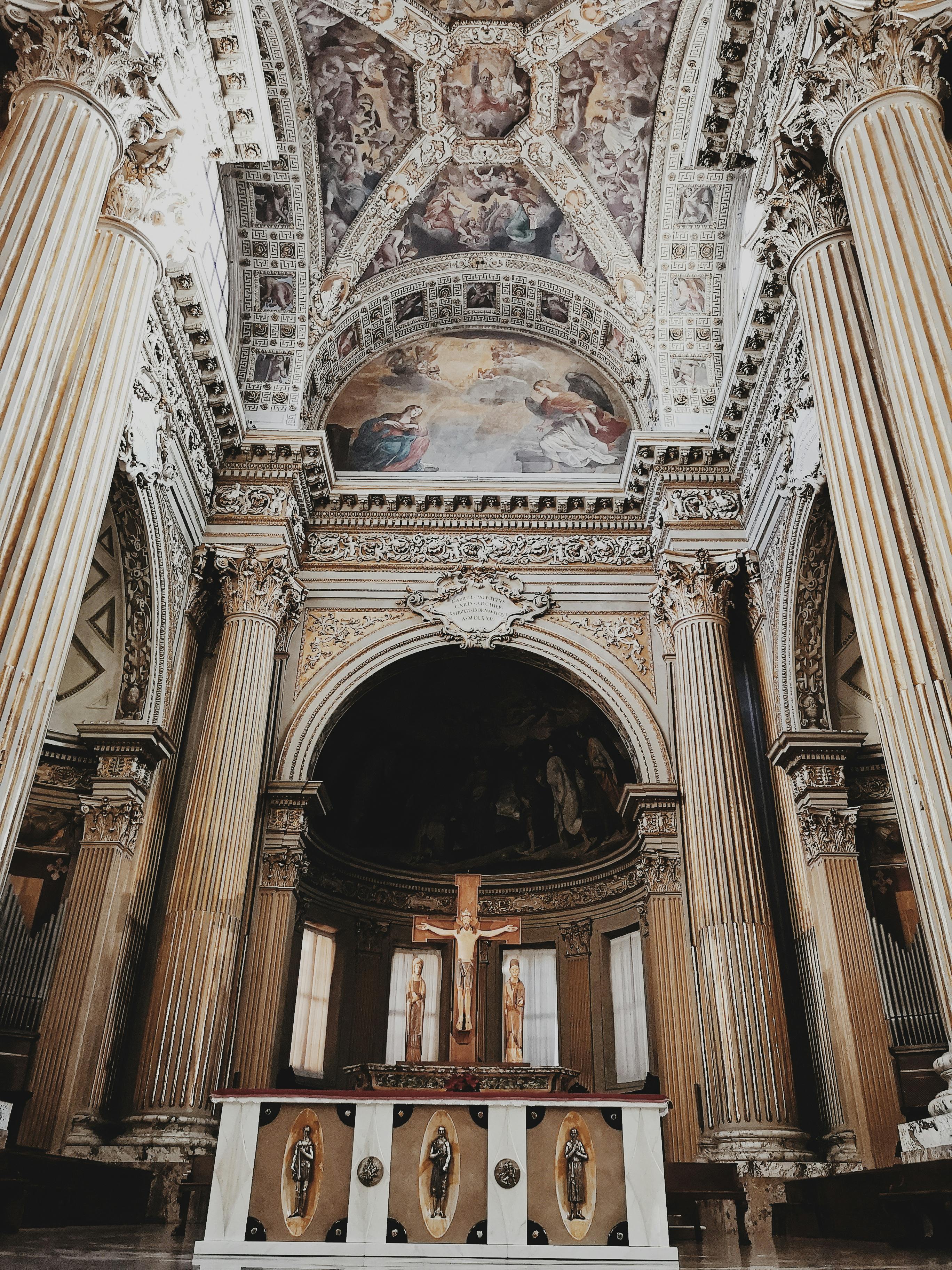 博洛尼亚大教堂内部的复杂细节展现了宏伟的建筑和壁画