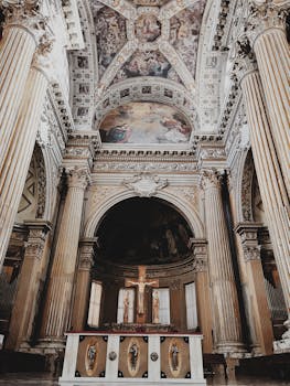 博洛尼亚大教堂内部的复杂细节展现了宏伟的建筑和壁画