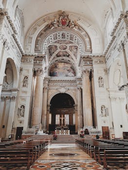 探索博洛尼亚大教堂内部宏伟的建筑和华丽的装饰