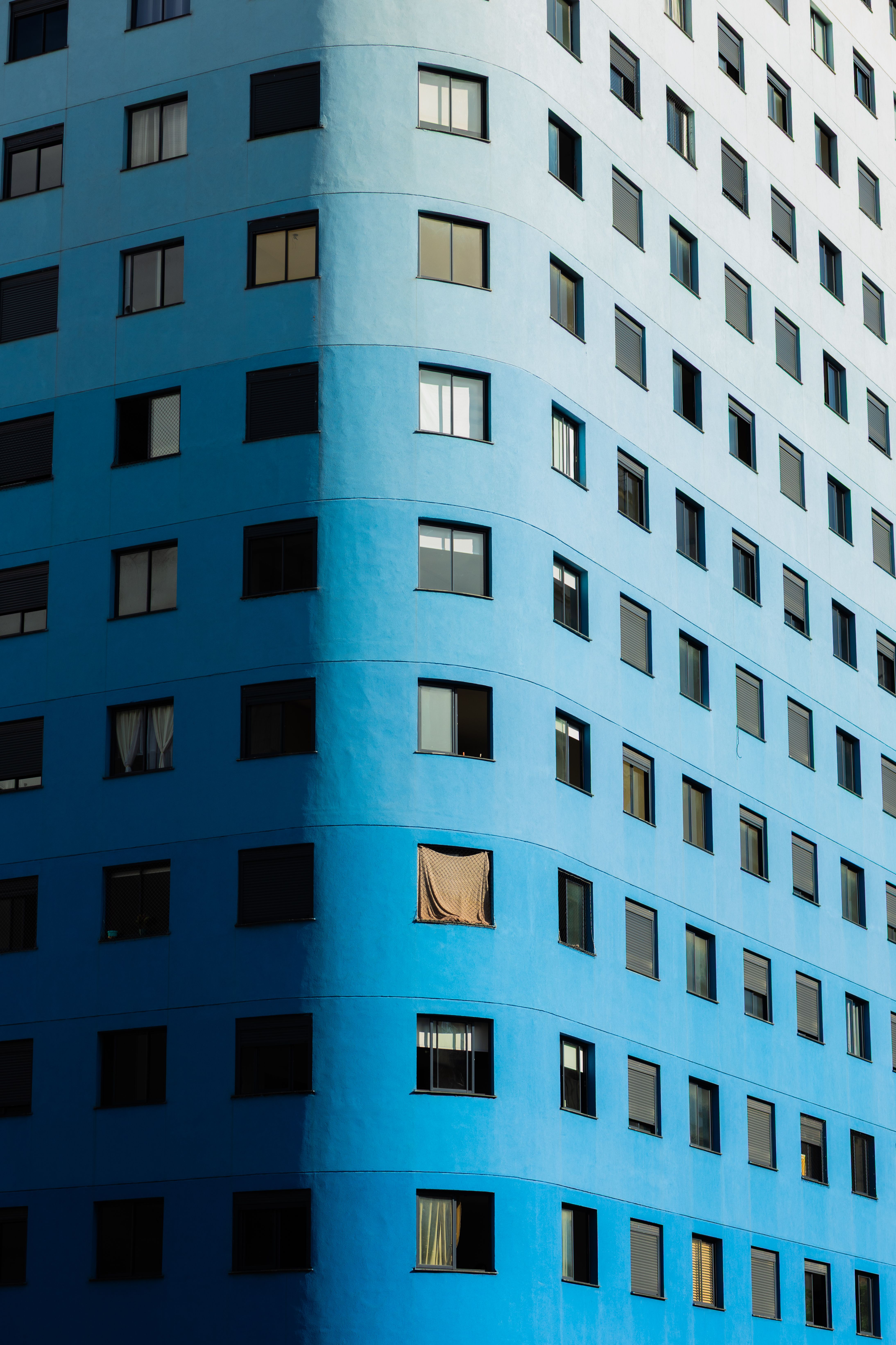Modern Blue High-Rise Building Facade · Free Stock Photo