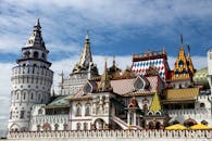 莫斯科的伊兹迈洛沃克里姆林宫充满活力且历史悠久，展示了俄罗斯传统建筑