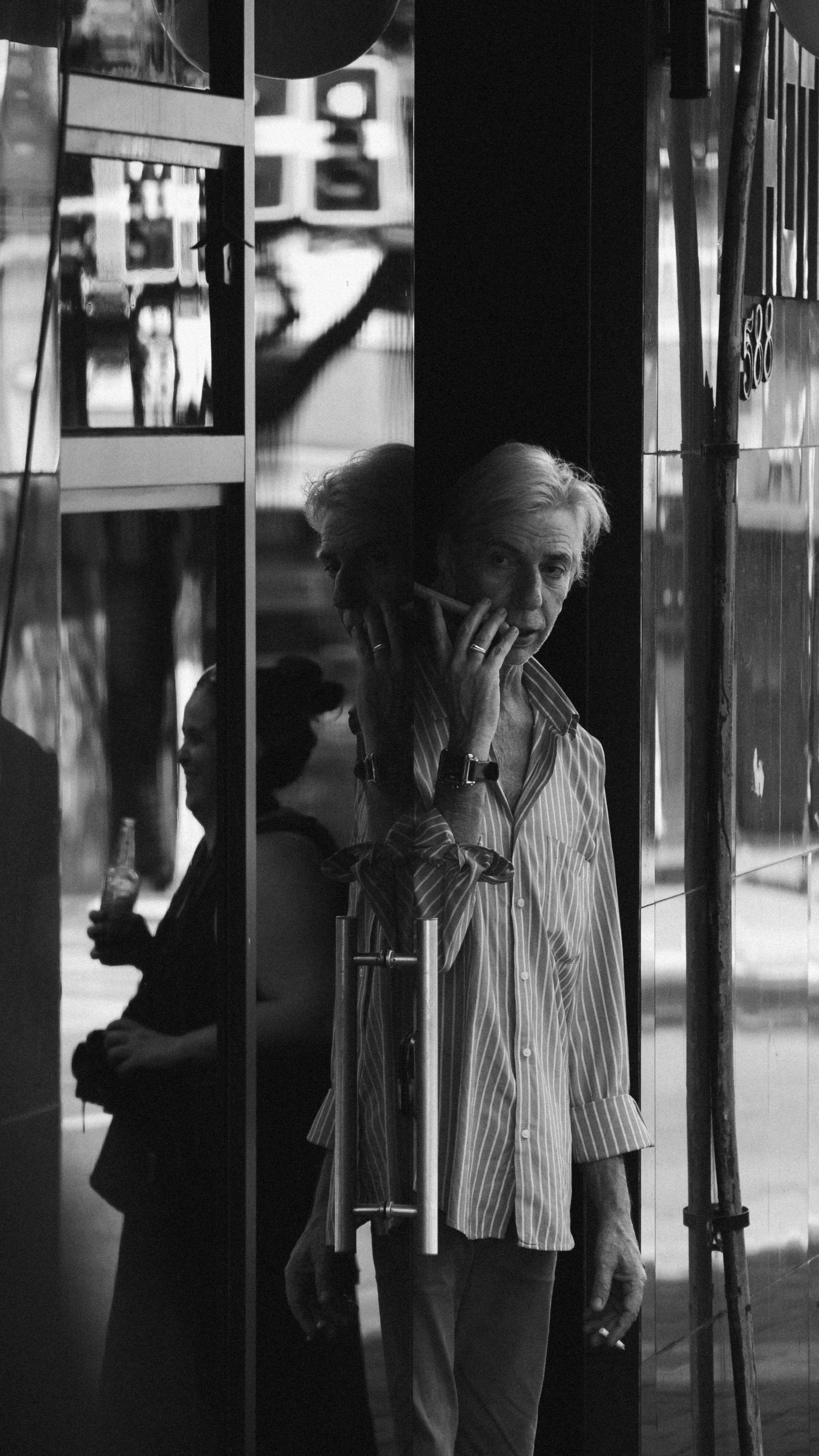 Why your street photos feel flat from the sidewalk — a simple shooting flow