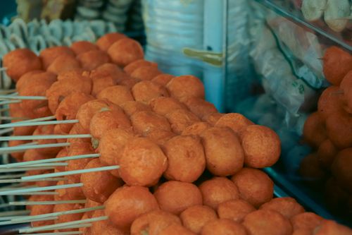 Falafels maison frits servis en bouchées pour l'apéro pas cher
