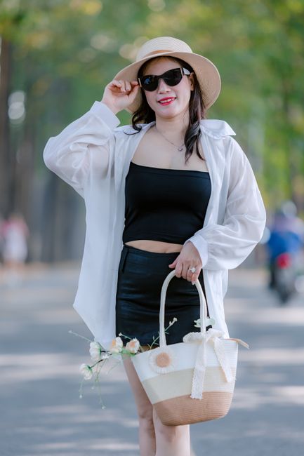 chapeau de paille et minijupe en cuir noir sous une chemise transparente, ma tenue de courses d'été, tranquille et confortable 🧺
#inspomode #beige #hat #skirt