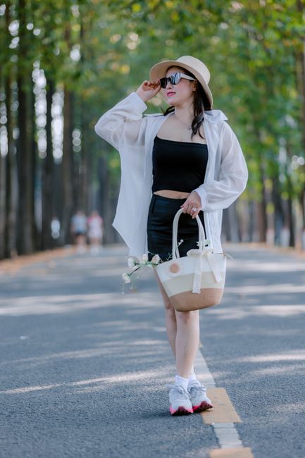 Arriba transparente, abajo negro: día de sol y sombrero de paja, así queda perfecto
#lookdeldia #white #shirt #hat