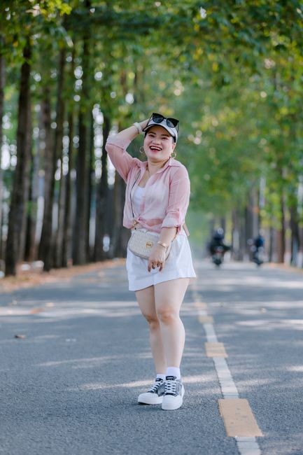 Áo sơ mi hồng xuyên thấu với quần short trắng. Một ngày đẹp để đi bộ dưới bóng cây
#hômnaymặcgì #pink #shirt #cap