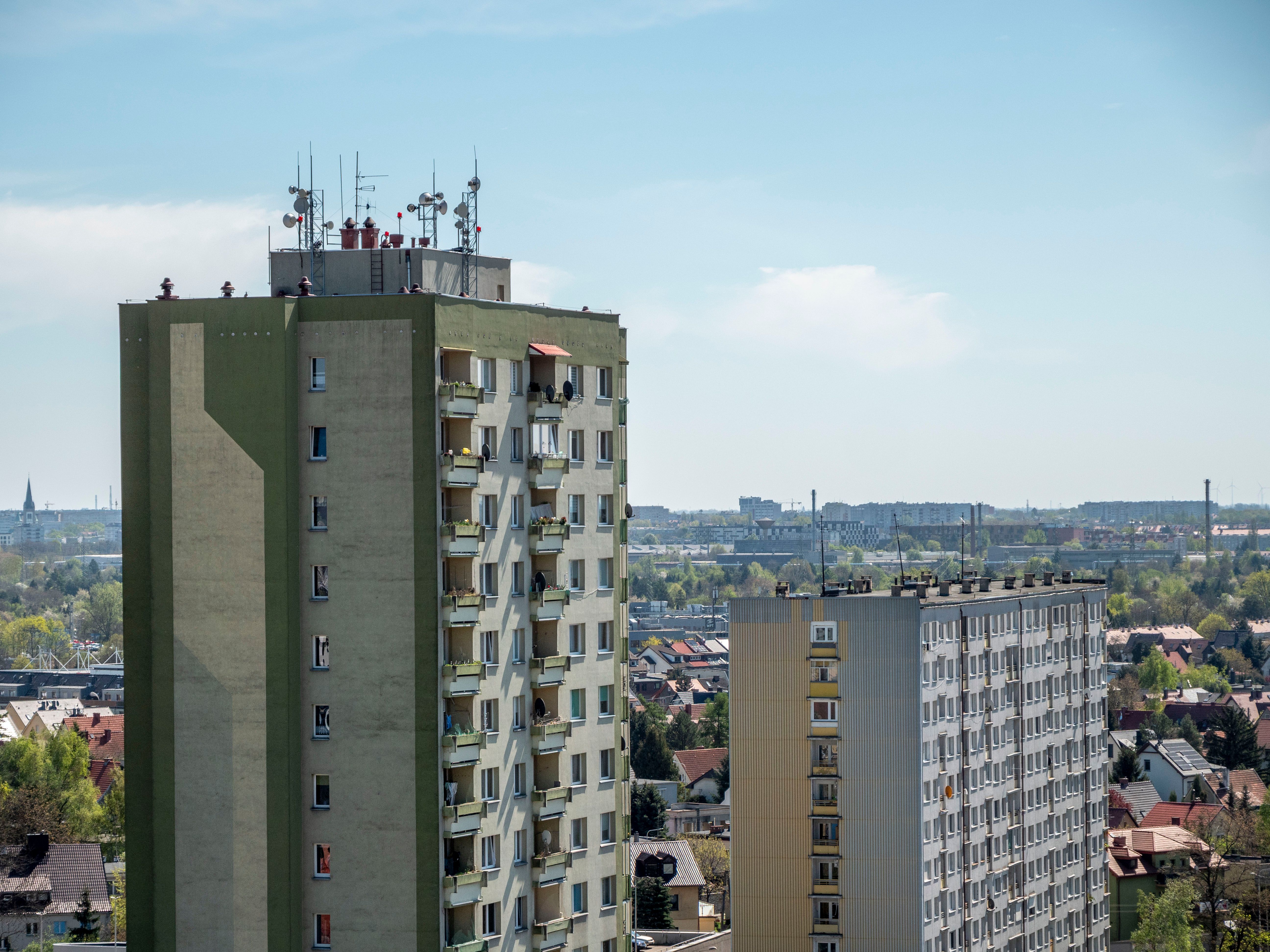 Nowa rozdzielnica elektryczna z wyłącznikami i RCD zamontowana w mieszkaniu w bloku z wielkiej płyty, widoczne przewody YDYp w kolorach