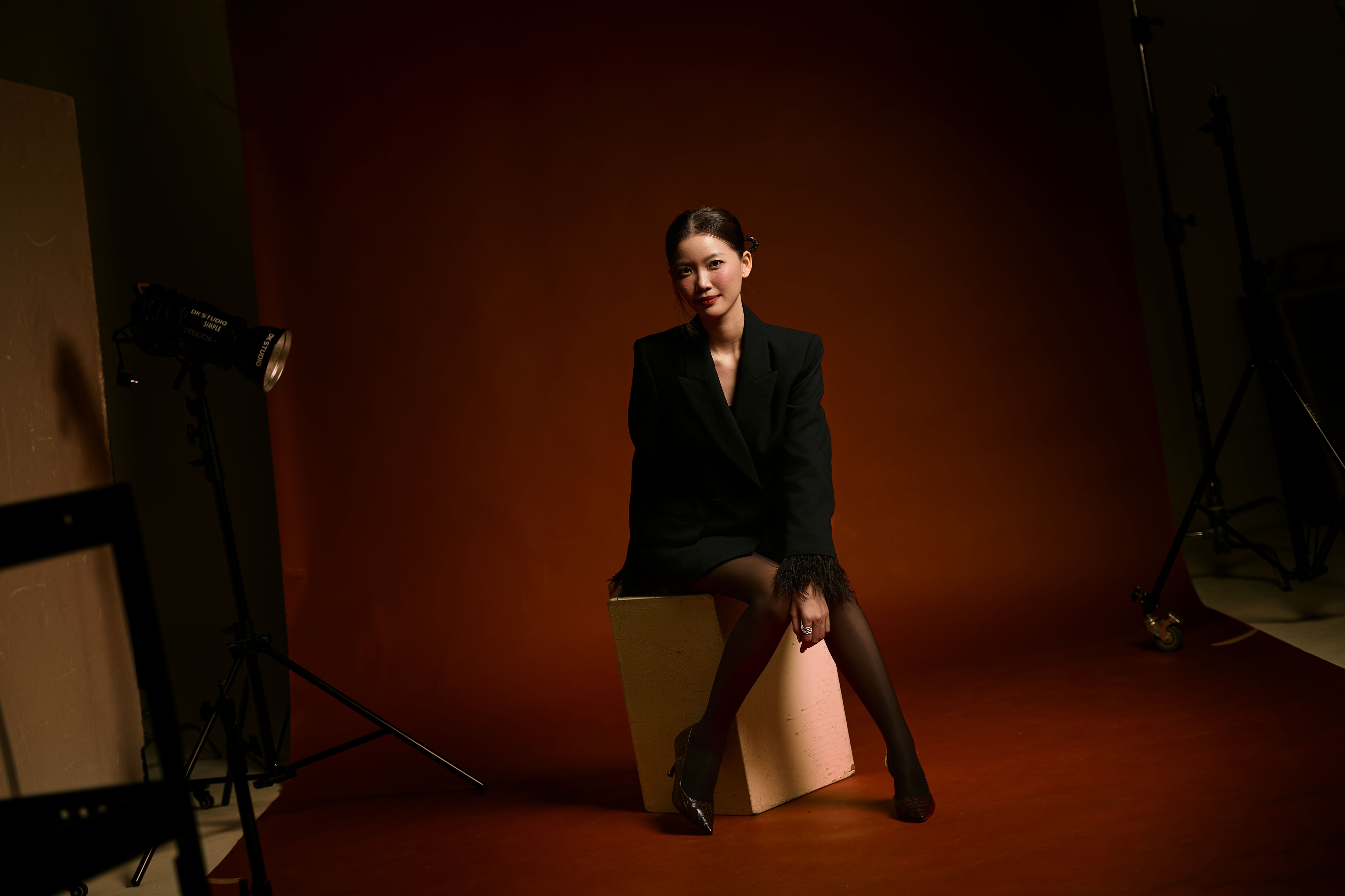 这镜头切得太不给面子了！欧冠女主持演播室偷偷脱鞋被抓包｜世界杯竞猜软件官网（封面配图）