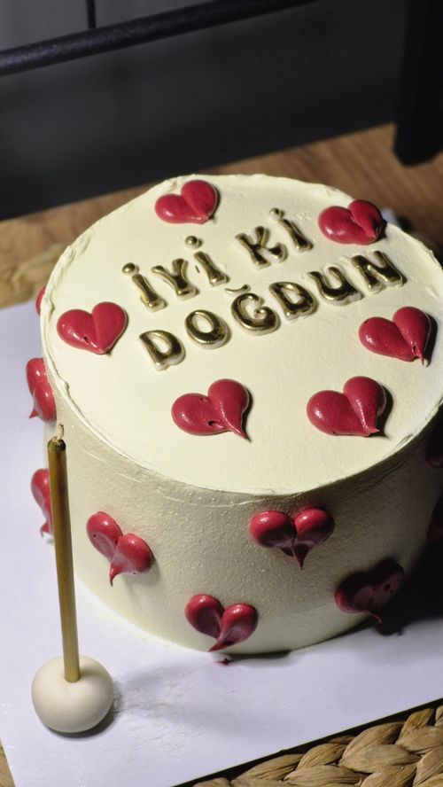 Free A beautifully decorated birthday cake with hearts and Turkish text 'İyi ki Doğdun'. Stock Photo