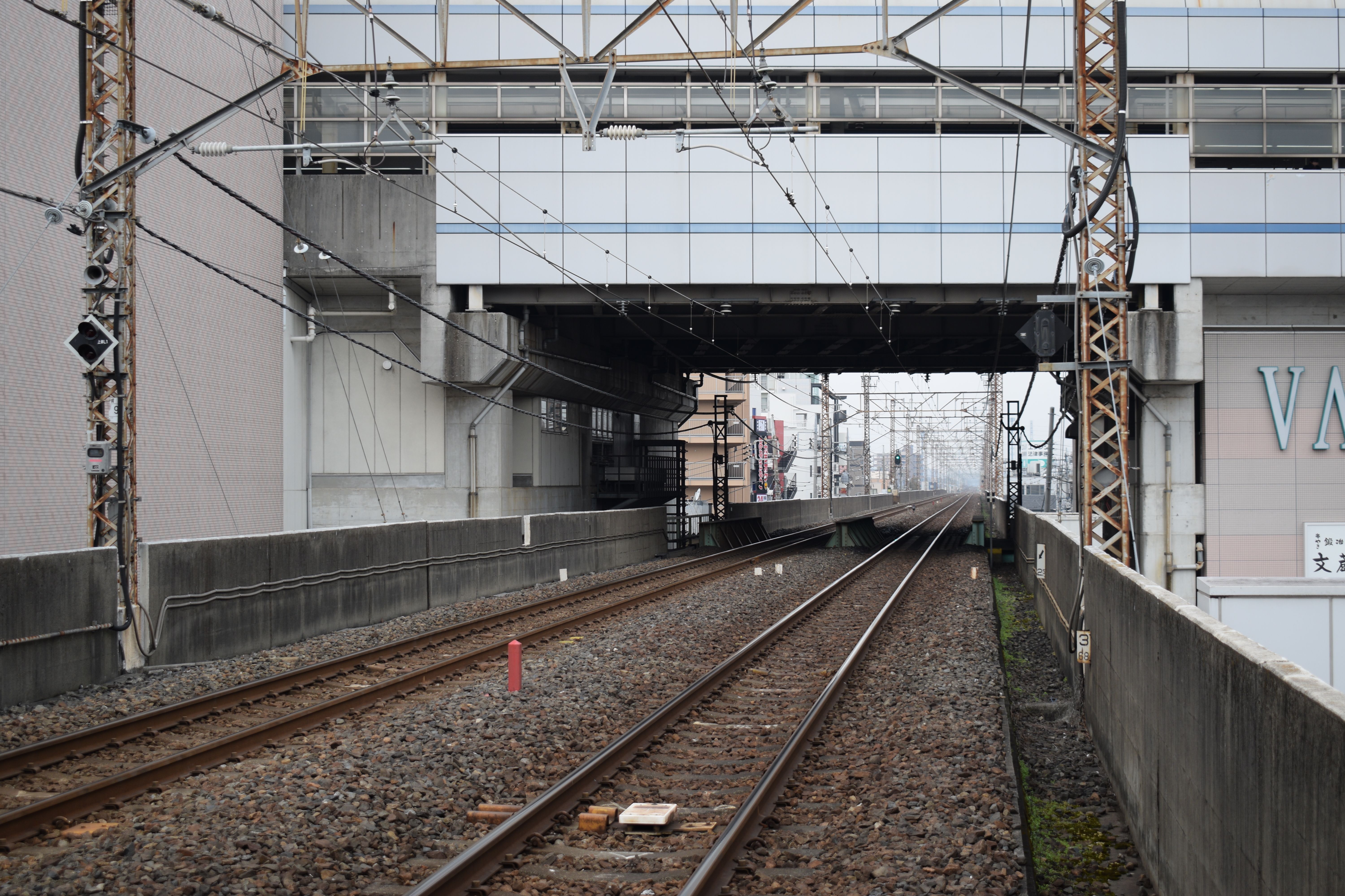 埼玉県にある近代的な橋の下を通る鉄道線路の様子。都市交通インフラを象徴する光景である。