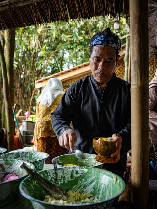 Free Man preparing traditional food at a market in Purwakarta, Indonesia. Stock Photo