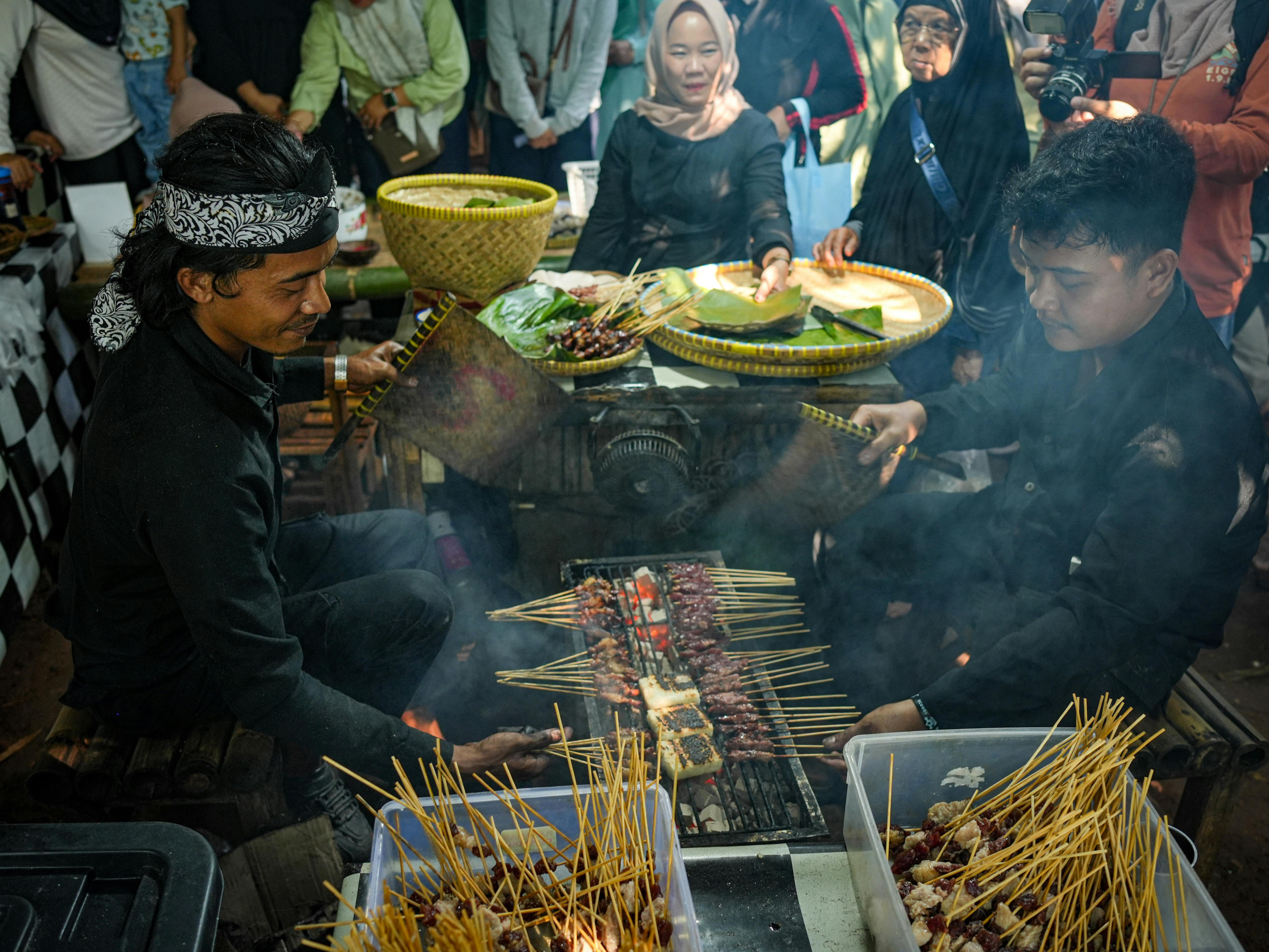 ラオパサのナイトマーケットでサテーの串を焼く人々 — シンガポール定番のサテーストリート