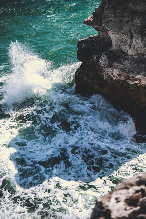 Ondas Do Oceano Quebrando Na Costa Rochosa