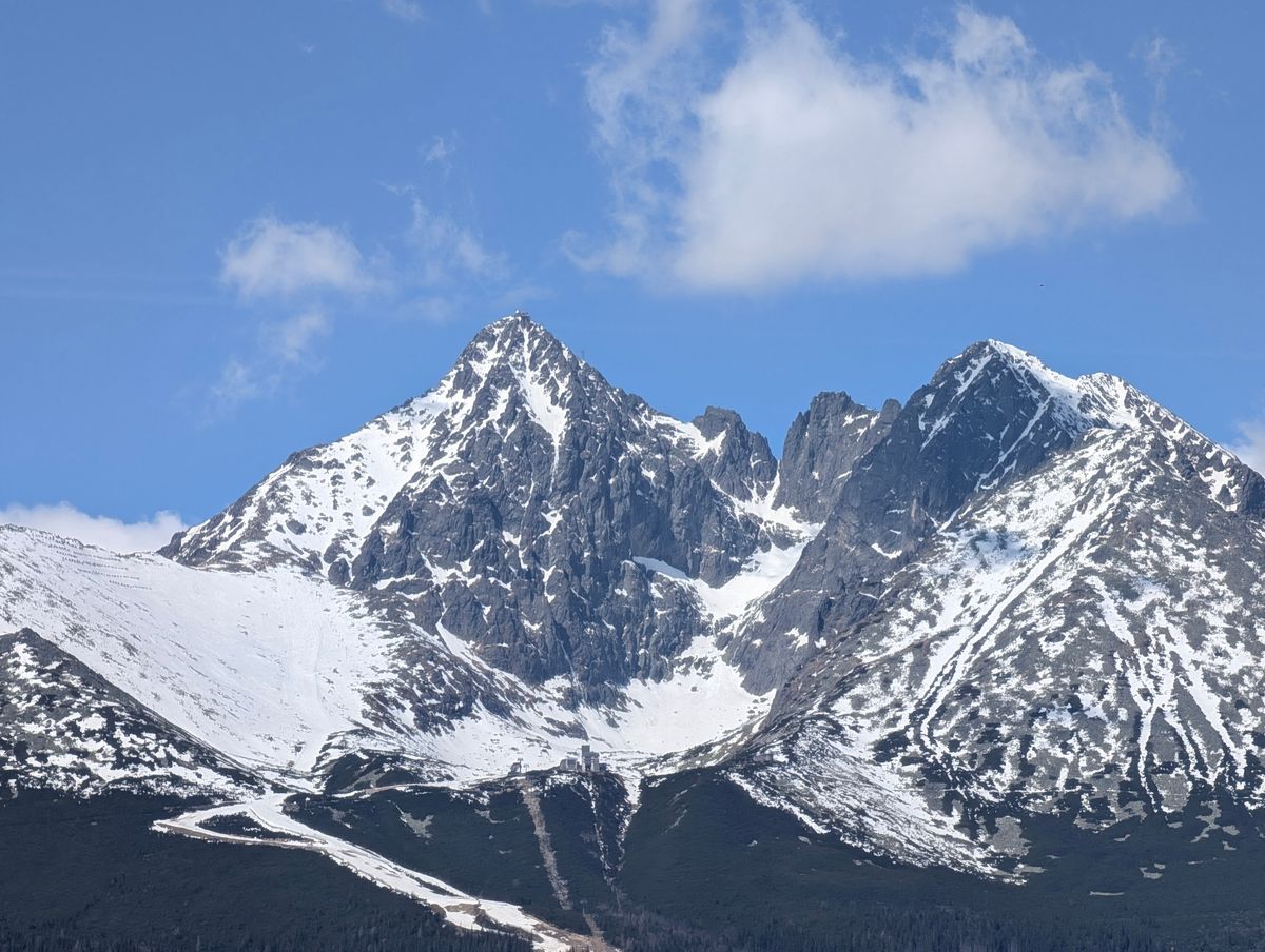 Varfuri ascutite de granit inzapezite pe cer albastru
