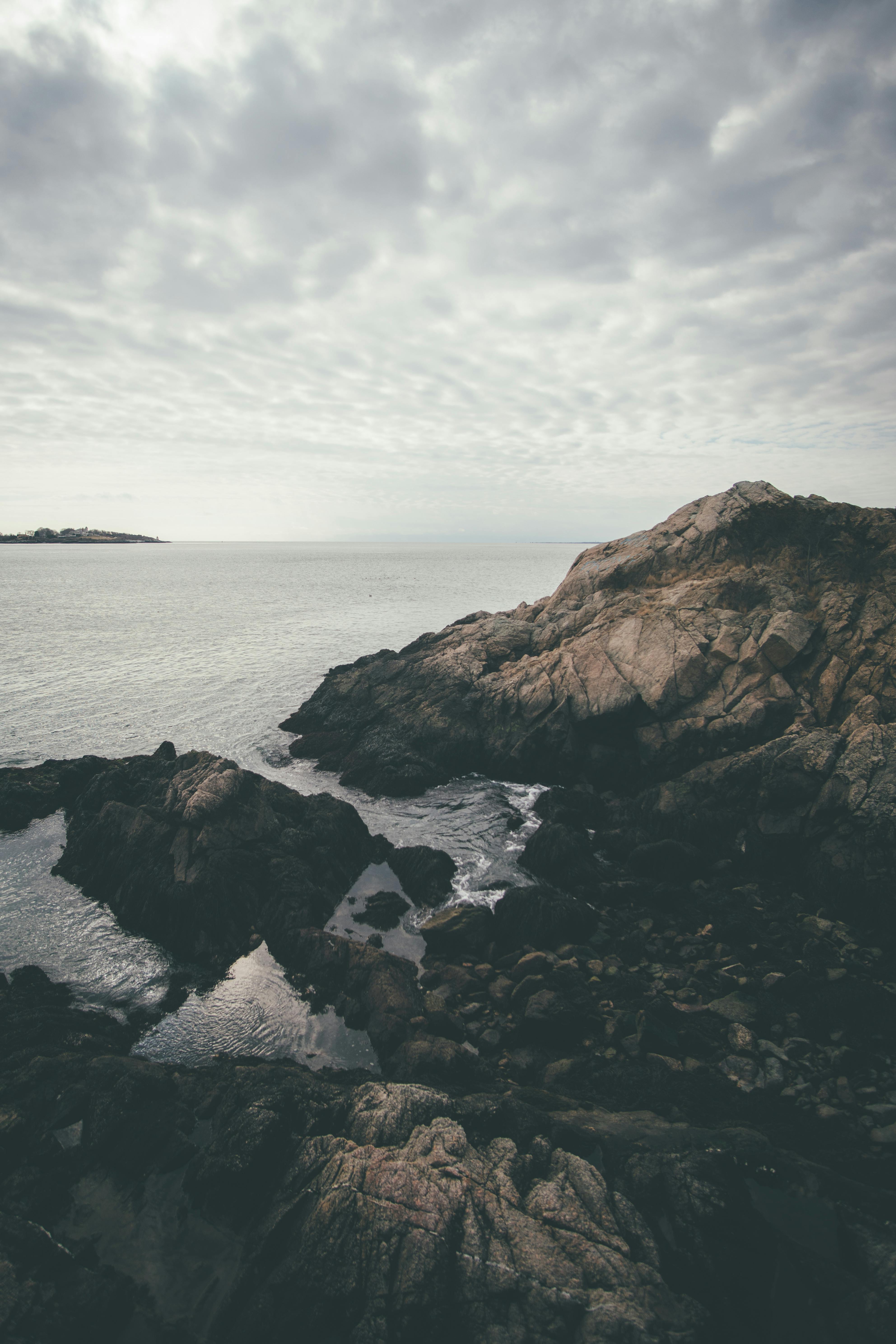 黄昏时分，云层笼罩着崎岖的沿海景观，展现着大自然的力量