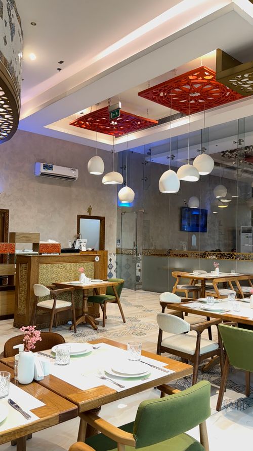 Free Chic restaurant interior featuring elegant design and contemporary furniture, perfect for dining. Stock Photo