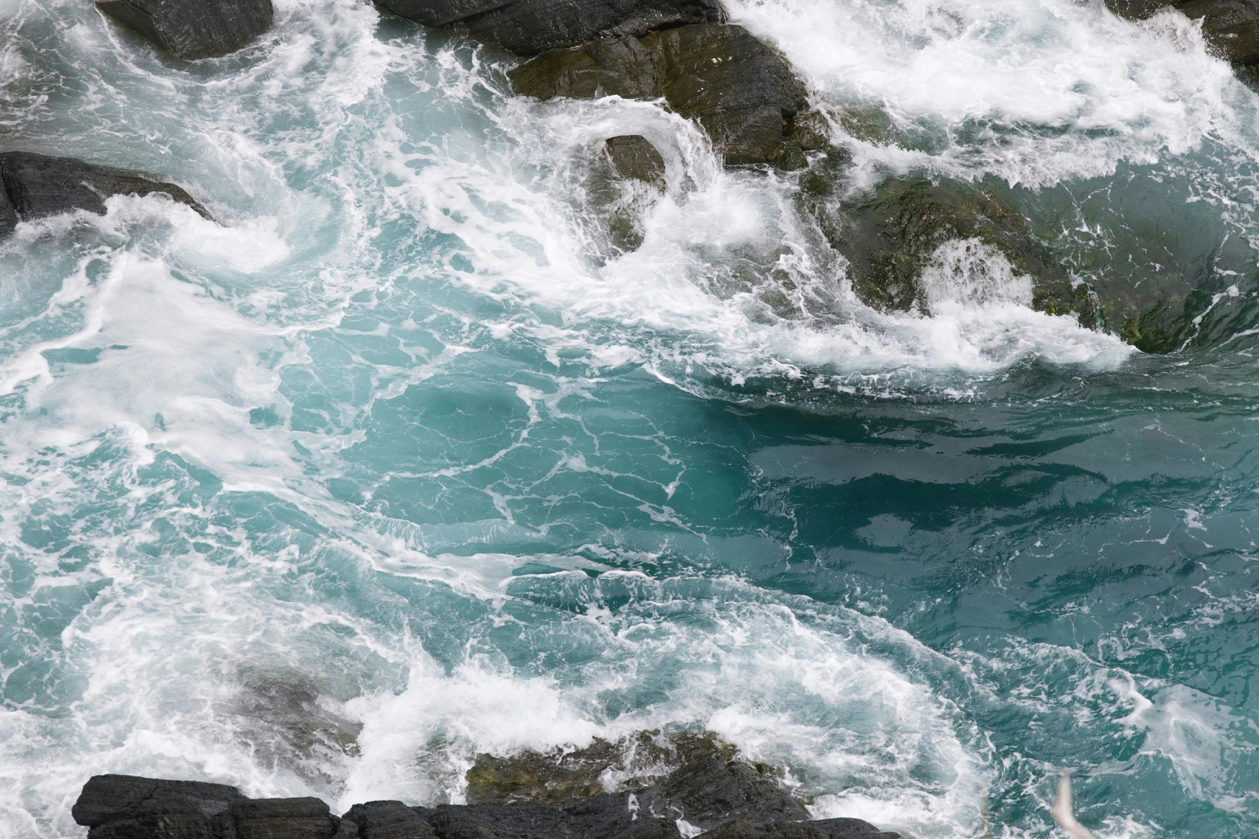 pictures of ocean waves crashing on rocks