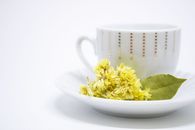 一个茶杯，风格极简，配以黄色的花与叶，完美契合禅意与放松的主题